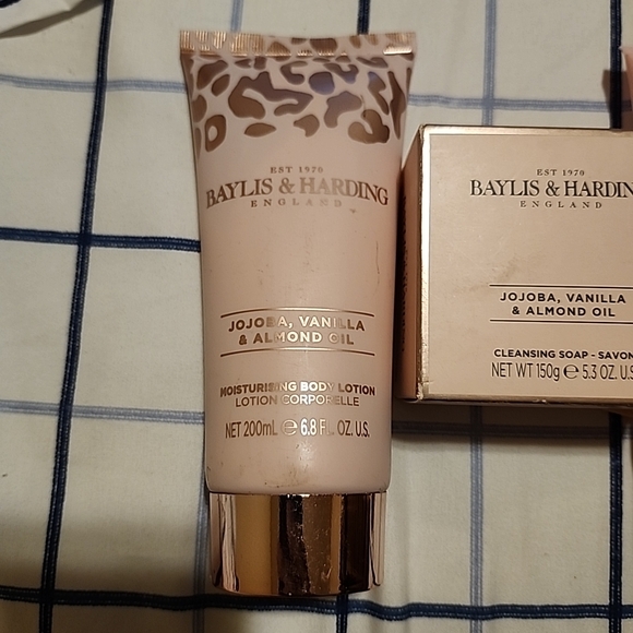 Baylis & Harding Jojoba, Vanilla & Almond Oil Moisturizer Set - Picture 5 of 7
